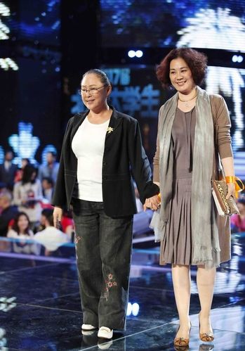 同是59岁的丛珊和蔡明穿搭风格还挺不一样一个端庄一个柔美