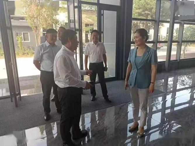 王丽娟一行来到锦州广告产业园,看到计量仪,车床等设备展示,肯定其