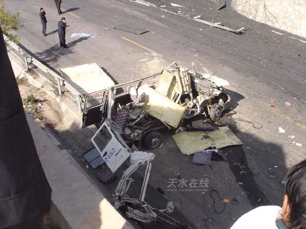 天巉公路天水收费站5公里处发生特大车祸6人死亡