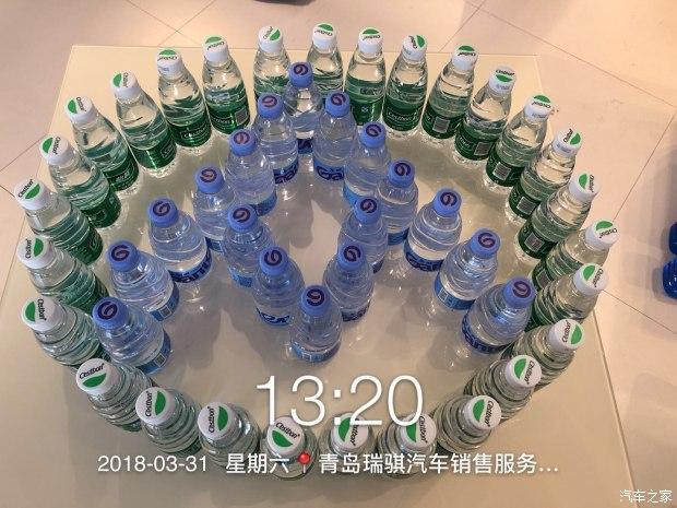 工作人员用矿泉水摆出的大通logo