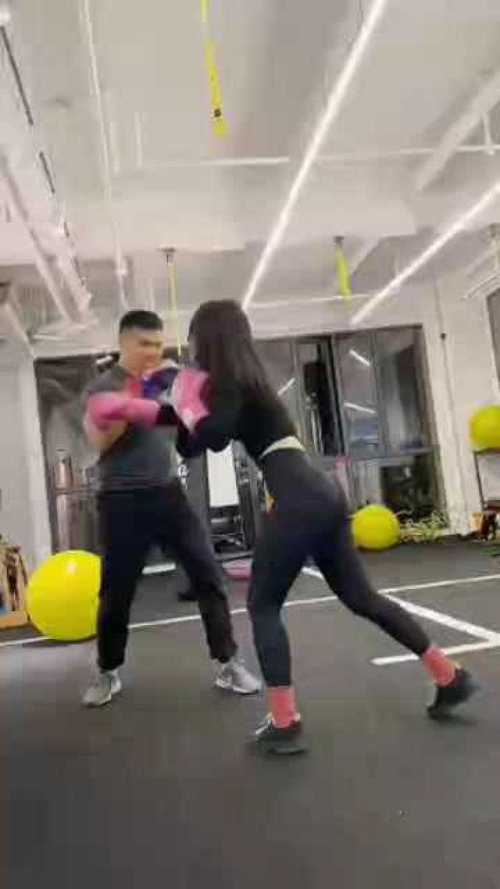 漂亮小姐姐打拳击