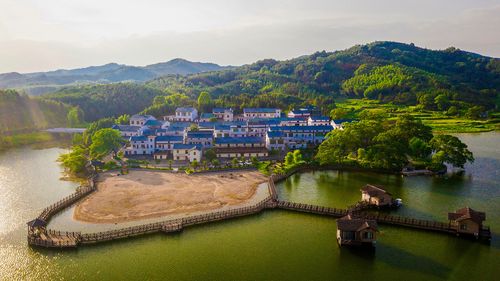 江西省吉安市峡江县砚溪镇樟溪上村在青山碧水的映衬下