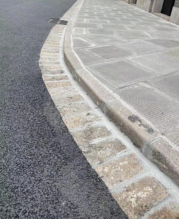 在兴业路黄陂南路交叉口,道路上特地保留了一段长约50米的老料侧平石.