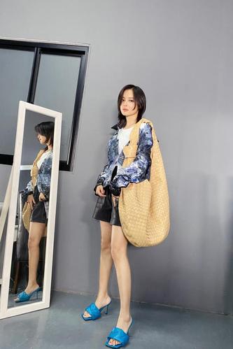 演员辛芷蕾穿搭分享,大手袋搭配高跟鞋潮流又吸睛