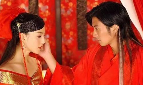 《小鱼儿与花无缺》中,首先让人想到的美女,不是范冰冰饰演的铁心兰