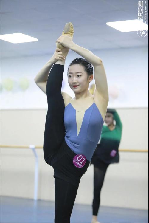 舞研艺考 高考 舞蹈艺考生活 软度测试的主要内容包括搬腿(前旁后),控