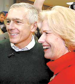 组图:抱着孩子搞竞选 美国竞选总统各有各的招