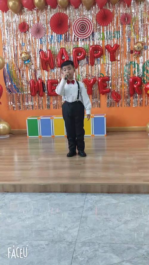 演出在声乐班小帅哥王禹晨的《小小少年》中拉开帷幕,小演员