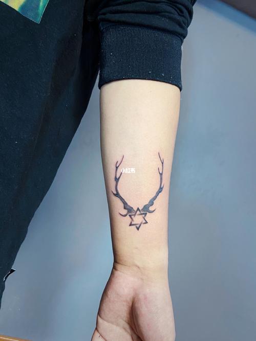 鹿角纹身 手臂纹身 男生纹身小图_纹身_美妆_彩妆