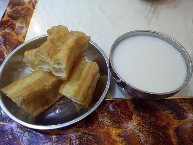 生活过得很随性,早上就草草的去食堂吃个包子配豆浆下咽