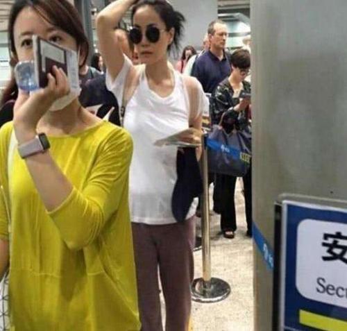 49岁王菲肚大如筐孕味足, 网友: 为谢霆锋拼三胎, 爱情真伟大