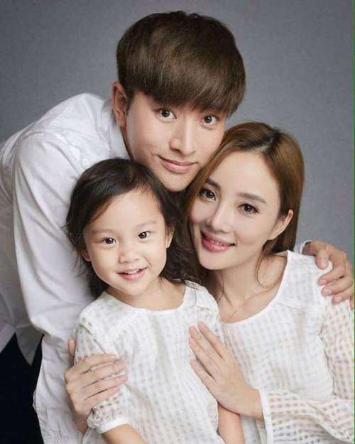 李小璐晒女儿学习照,曝光家中的一件摆设,证明她仍爱着贾乃亮