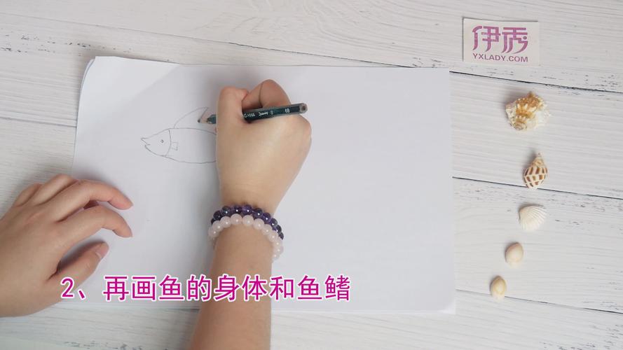 将尾巴补齐即可;4,画个有弧度的三角形;5,下面再加一个有弧度的长方形