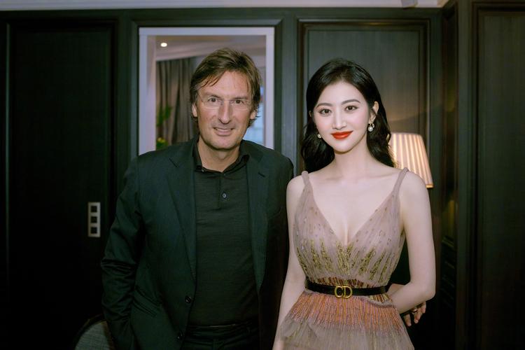 原创景甜原来身材这么有料吊带纱裙惊艳全场甜美又撩人