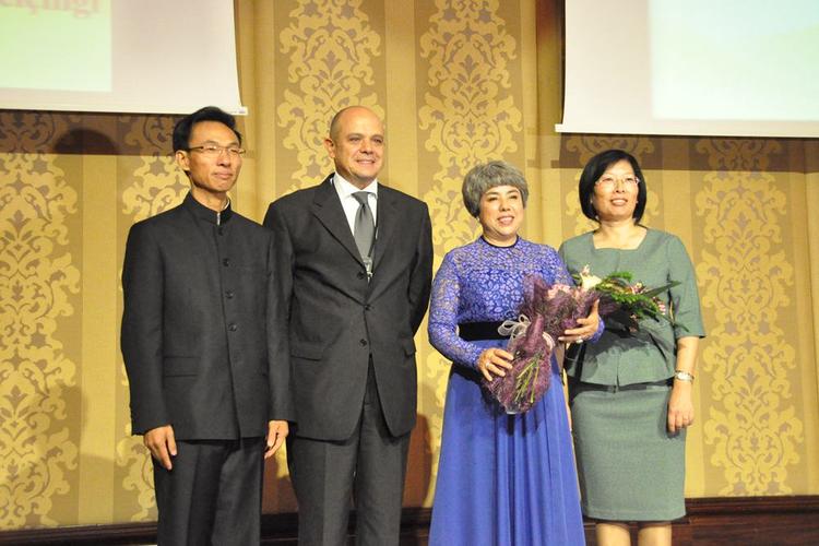 招待会上,中国著名维吾尔族抒情花腔女高音歌唱家迪里拜尔