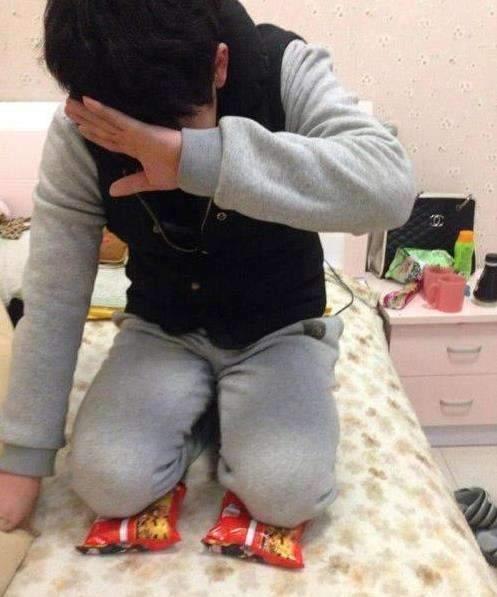 妹子还真会合理利用衣架呢