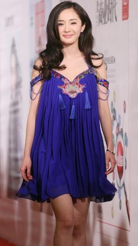 杨幂早前红毯照,蓝紫色睡衣风露肩短裙,显上半身胖很多!