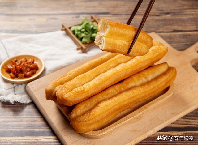 酥脆小油条,外酥里嫩超美味,自己在家做零失败,全家喜欢的早餐