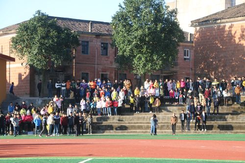 余江县第二中学2015年12月17日,18日举行冬季田径运动会