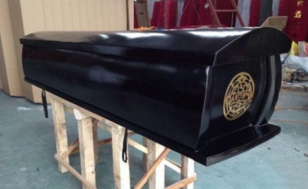 老人去世埋葬当天大壮汉抬棺材时却非常的轻路过和尚说出真相