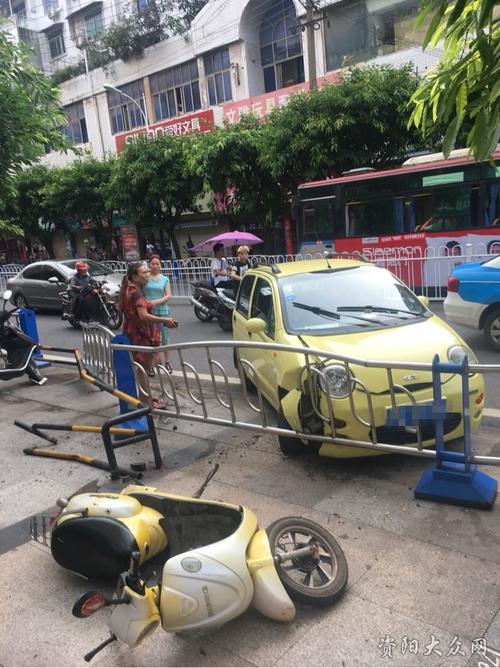 【网友爆料】黄司机黄开黄车撞翻小黄车