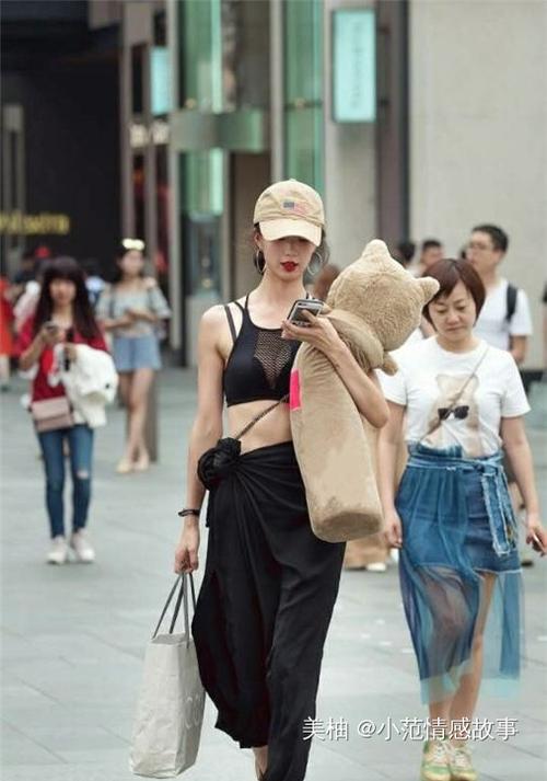 街拍:现在的小姐姐们太敢穿了,5号小姐姐直接黑色就