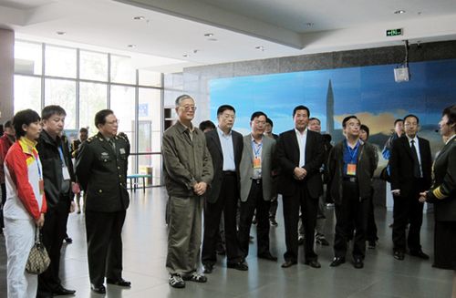 张翔和部分老专家参观青海原子城纪念馆
