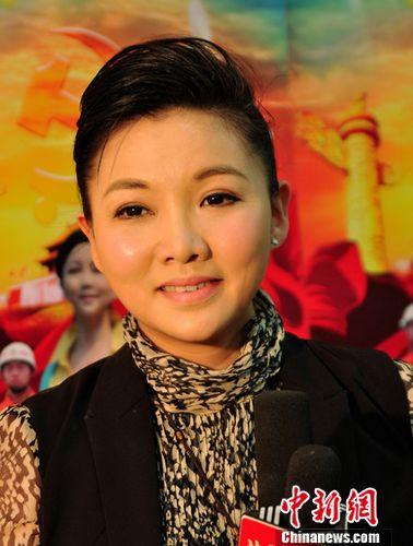 歌唱家王莉与大学生交流声乐心得 纠正学生发音