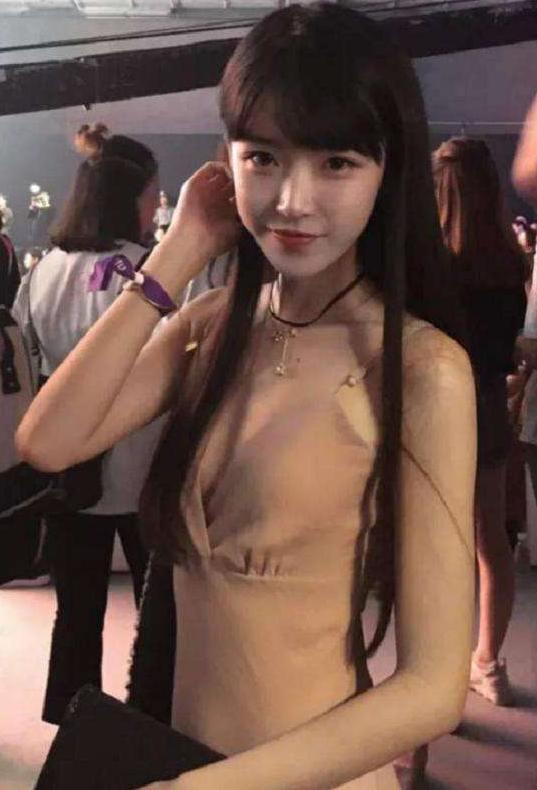 "剪刀手女孩"已经长大,亭亭玉立落落大方,堪称"宅男