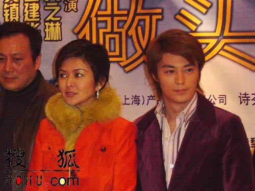  做头>上海新闻发布会 关之琳霍建华亲密亮相