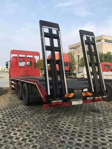 专业挖机收割机平板运输车厂家直销拉挖机平板车小三轴勾机拖车