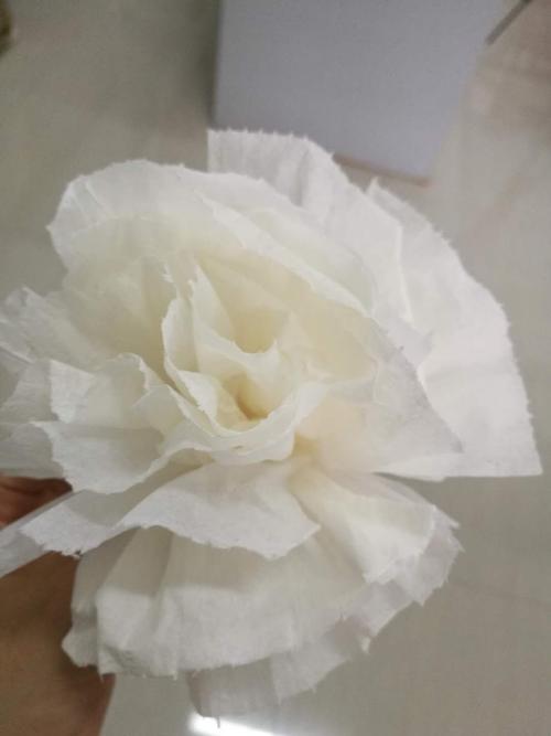 出发前,在朱达汝校长的带领下,师生亲手制作小白花和花圈.