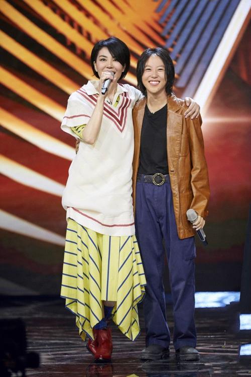 王菲展现慈母一面,女儿窦靖童是自己的缩小版!