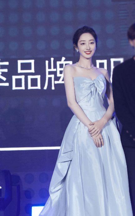 蒋梦婕又美出了新高度穿蓝色抹胸连衣裙成熟优雅高级洋气