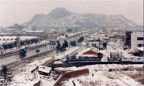 同样是1994年,工业园区正待开荒拓土,目之所及,尘土遍地.