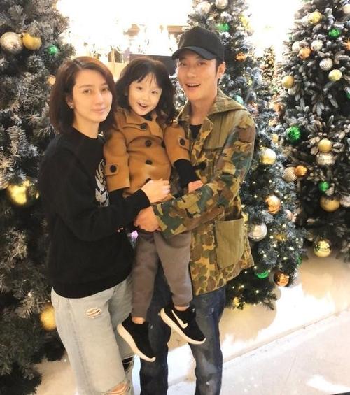 洪欣7岁女儿久违现身,荷叶边碎花裙系着小围裙做蛋糕