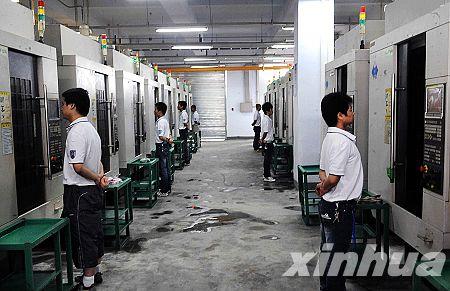 8月2日,工人们在新开工的富士康郑州公司车间的生产线上值班.