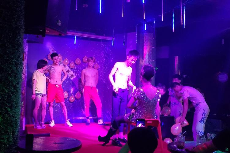 长沙老少恋同志酒吧,这是已婚男人的秘密基地