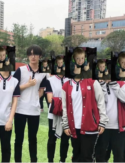 戴眼镜的男高中生丁程鑫