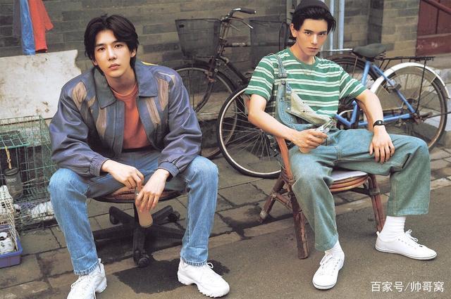 摆拍九十年代男生穿衣风格