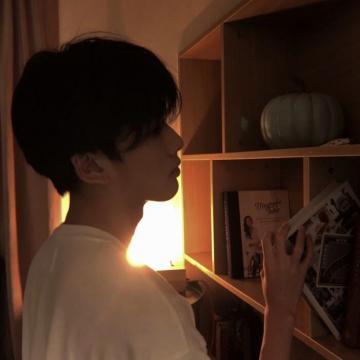 帅炸了的简单耐看高冷男生头像