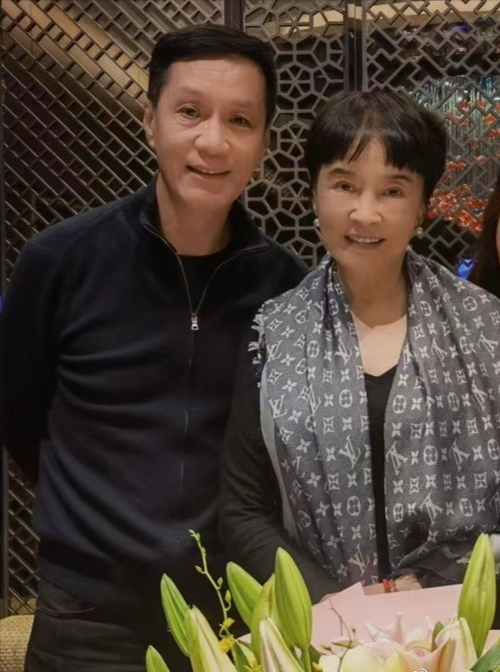 冯远征为67岁妻子庆生,两人当众接吻超甜蜜,姐弟恋28年遗憾无子