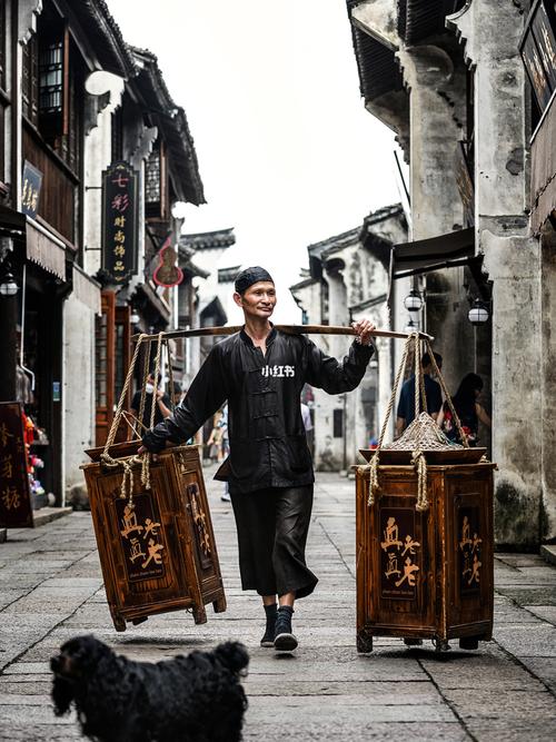 原来,他是粽子博物馆请来的一名"宣传大使",以扮演古代货郎沿街叫卖的