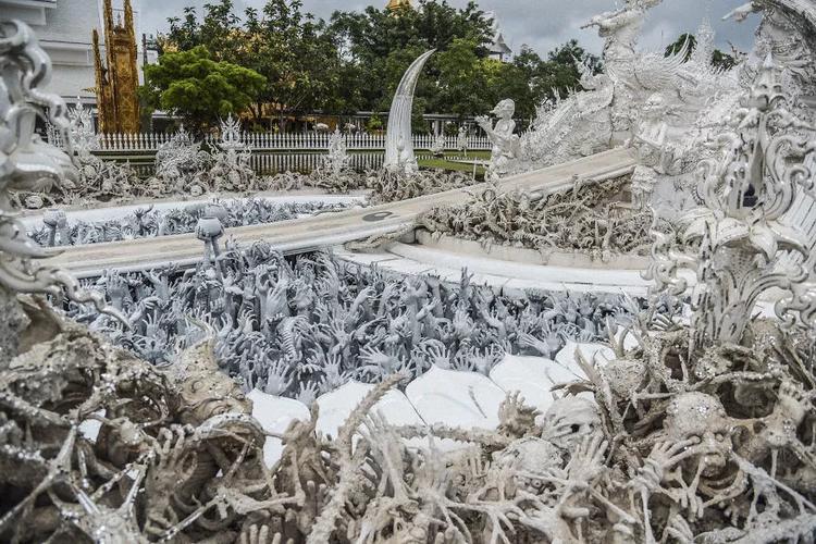 泰国灵光寺地狱和天堂的综合体就是搞个钢铁侠让人摸不着头脑