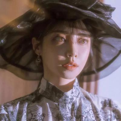 2021新款头像女阳光阳光下淡笑的女孩更好看