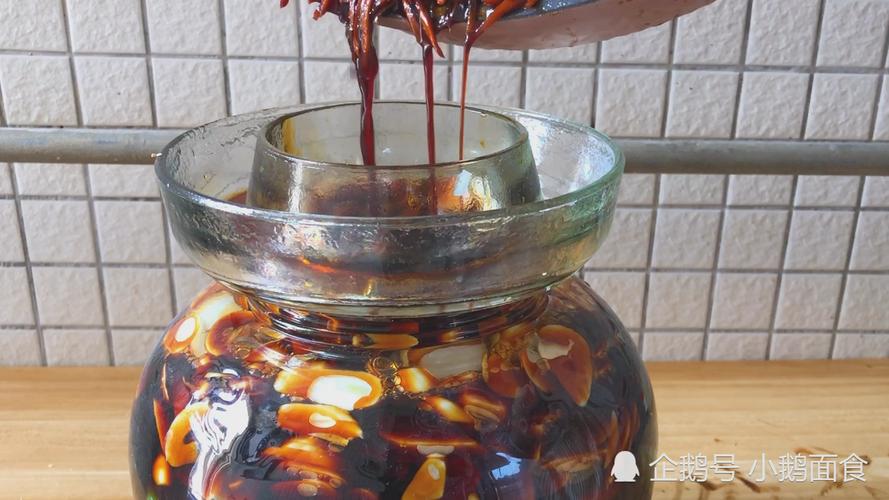 如何用酱油腌辣椒?妈妈用了半辈子的老方法,香辣过瘾