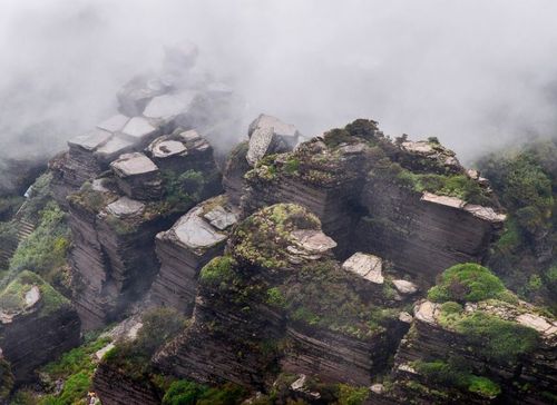 许世勇   其中梵净山标志性景点之一——万卷书,沉淀于山巅,似是透