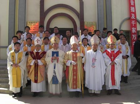 杨晓亭主教在就职典礼后与参礼的主教神父们合影