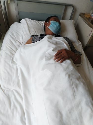 不知所措,他的两个儿子每每看到父亲被病痛折磨,却又无能为力,痛心不