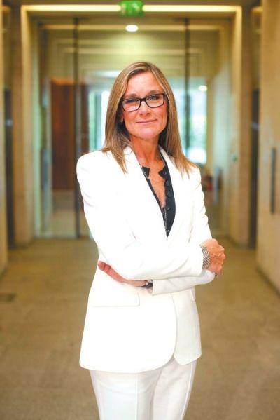 集团ceo的安吉拉·阿伦茨(angelaahrendts)将于明年年中加入公司,并